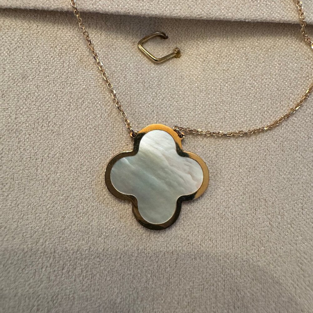 Small Mother of Pearl Single Clover Necklace 14K Gold